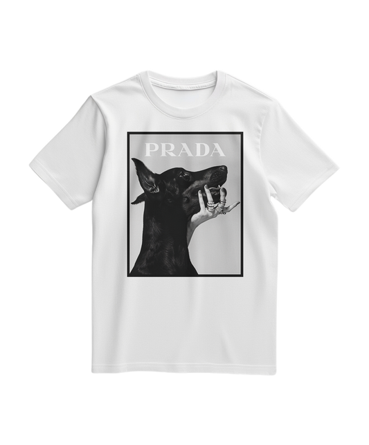 Camaleestore T-shirt Doberhand branca, tecido confortável com estampa moderna, vista frontal do produto.