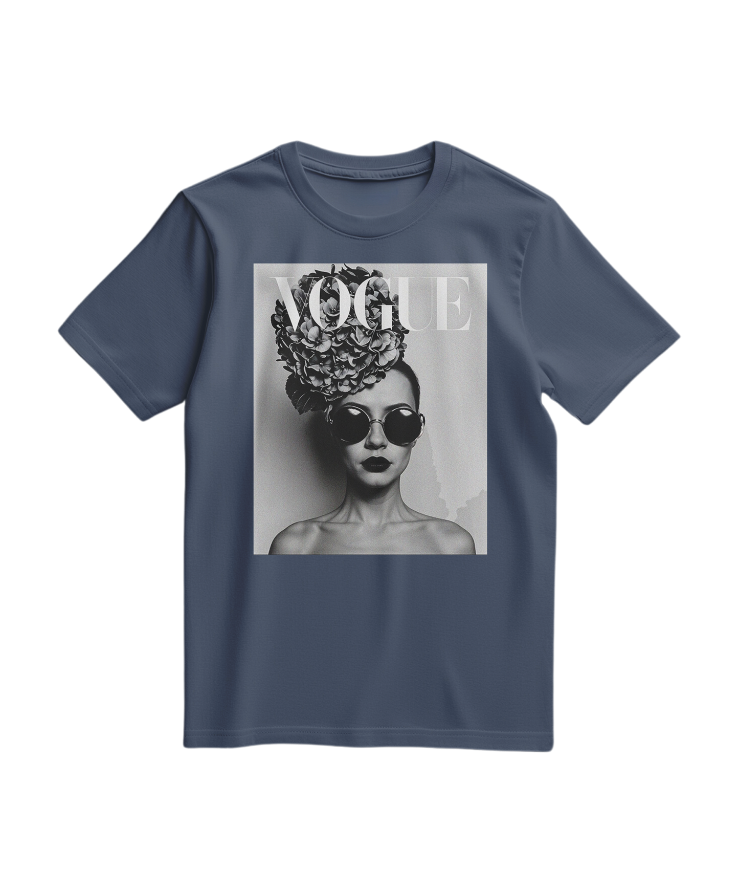 Camiseta floral preta da Camalestore, com estampa de flores coloridas, exibida em fundo azul escuro.