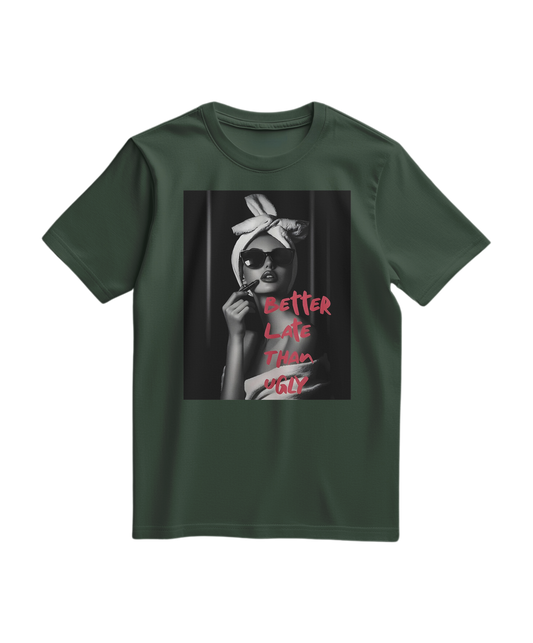 Camiseta Ugly Chic Statement da Camalestore em verde floresta, com design gráfico na frente, estilo casual e moderno.