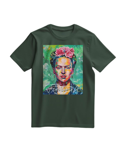 Camiseta verde floresta Kahlo Chromatic da Camalestore, com estampa colorida de Frida Kahlo na frente.