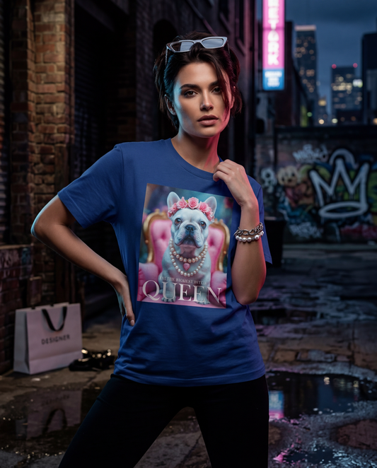 Camiseta Frenchie Queen da Camalestore, modelo posando com silhueta forte e iluminação cinematográfica, composição assimétrica.