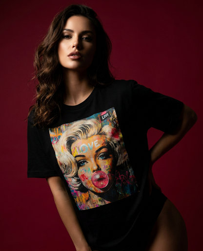 Camiseta Marilyn Pop Rebel da Camalestore com estampa artística, gola redonda e tecido de algodão, vista frontal.