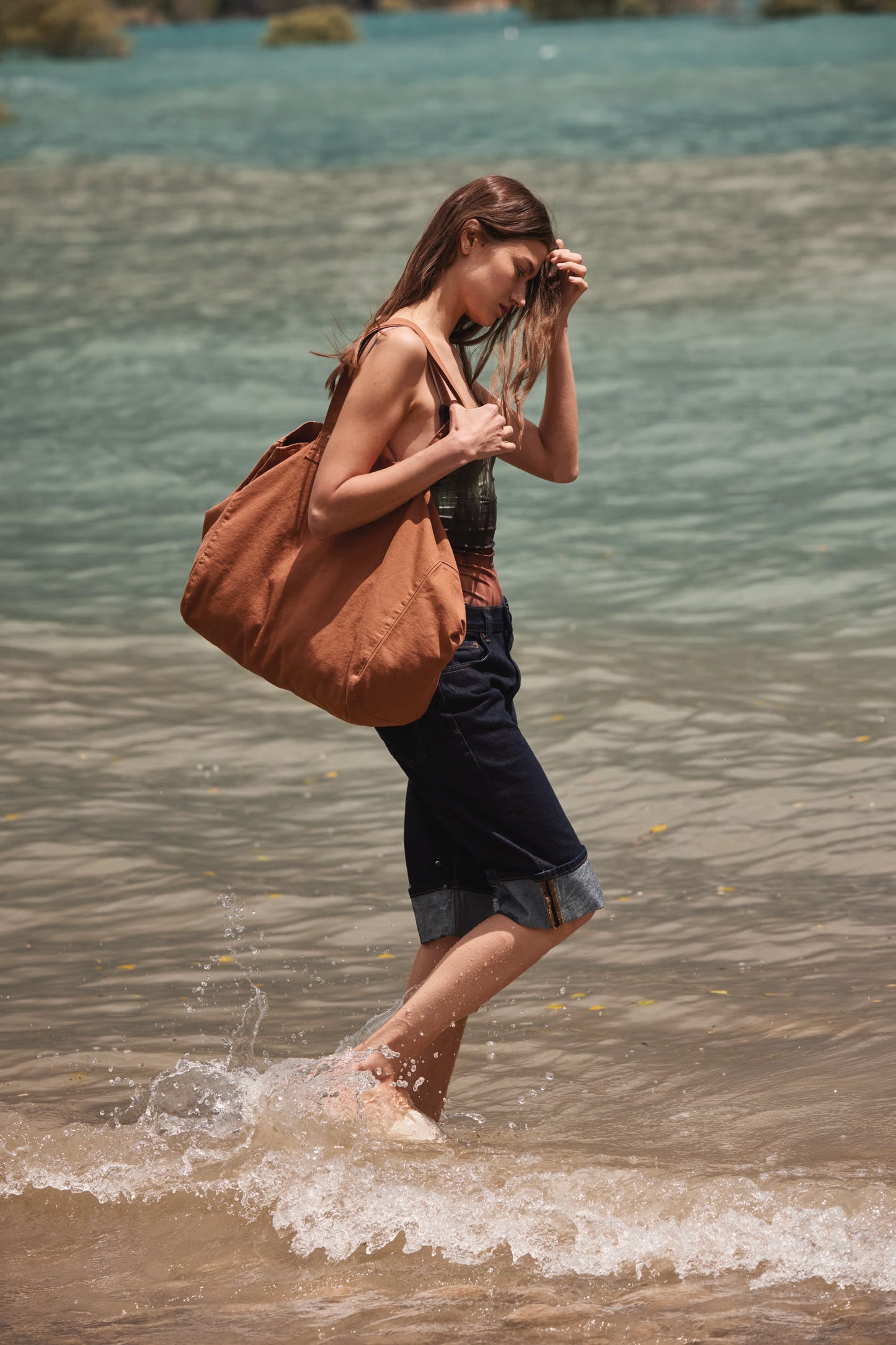 Acessório Camale The Origin Camale Tote com design elegante, alça de ombro e detalhes em cores vibrantes.