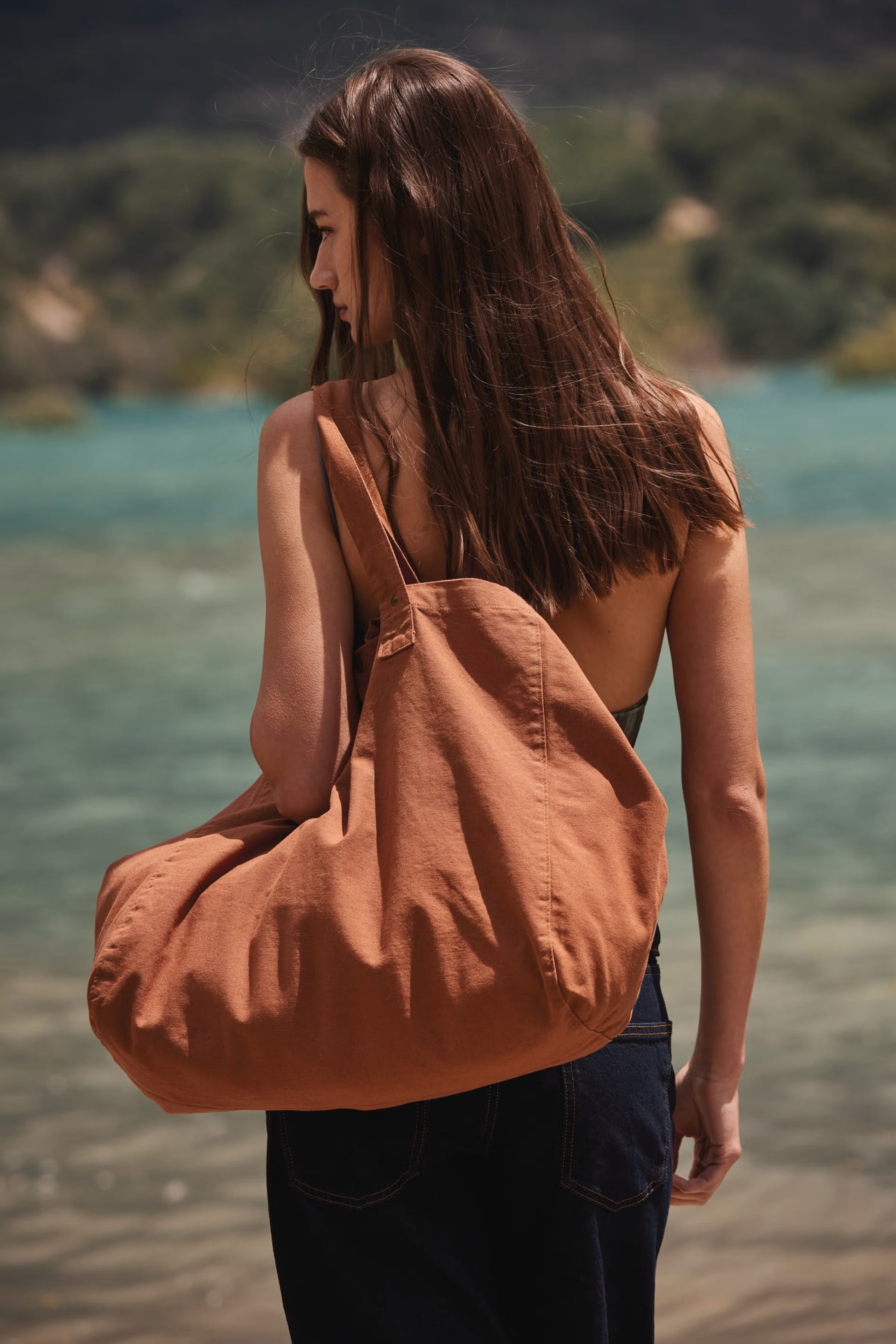 Acessório Camale The Origin Camale Tote com detalhes em couro e alça ajustável, em tons neutros, visualizado de frente.