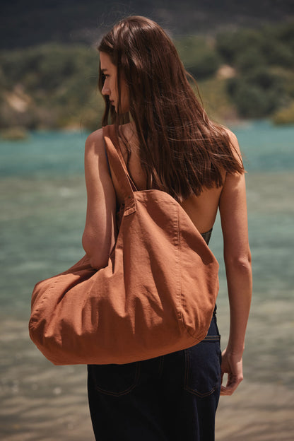 Acessório Camale The Origin Camale Tote com detalhes em couro e alça ajustável, em tons neutros, visualizado de frente.