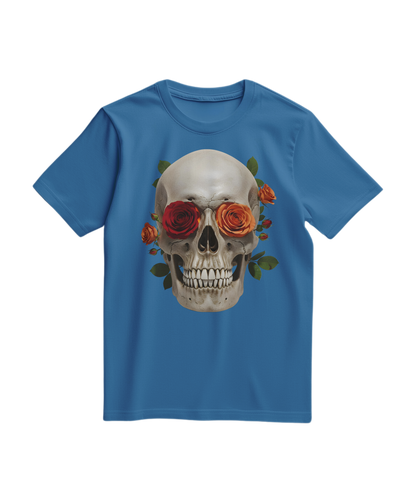 Camiseta Skull Rose da Camalestore em azul royal claro, com estampa de caveira e rosa, modelo de manga curta e tecido confortável