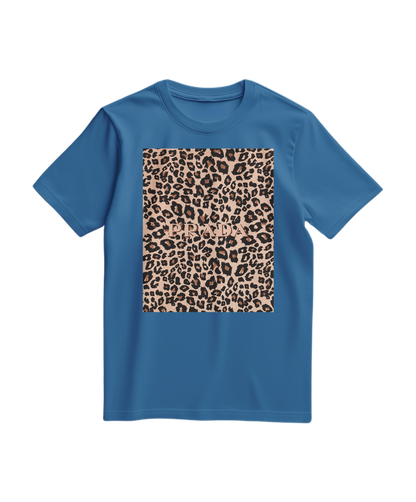 Camalestore camiseta Leopard Blush de cor azul claro, com estampa de leopardo e ajuste confortável, vista frontal.