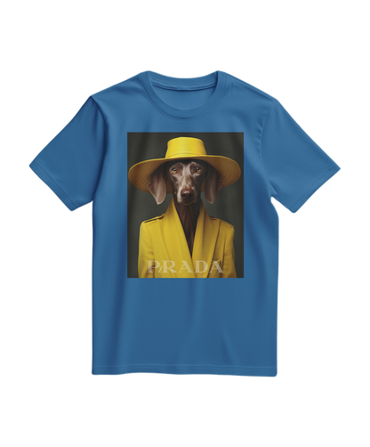 Camalestore T-shirt amarela Wei, de manga curta, com design simples, exibida em fundo azul claro.