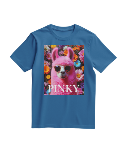 Camiseta rosa com estampa de lhama da marca Camalestore, modelo T-shirt com fundo azul royal claro, vista frontal.