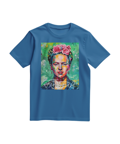 Camiseta Kahlo Chromatic da Camalestore em azul royal claro, com estampa colorida e detalhes artísticos visíveis na imagem.