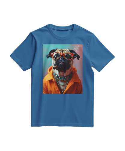 Camiseta laranja Pug Rebel da Camalestore, t-shirt leve com estampa de pug rebelde, em fundo azul claro.