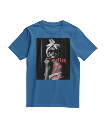 Camiseta Ugly Chic Statement da Camalestore, azul royal claro, com design moderno e detalhes visíveis na imagem.