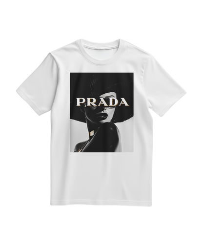 Camalestore T-shirt Shadow Couture Muse branca, confortável e moderna, com design minimalista na frente.