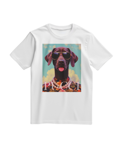 T-shirt branca com estampa tropical e cão, produto da marca Camalestore, com design colorido e detalhes visuais vibrantes