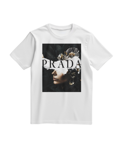 Camiseta branca Shadow Muse da Camalestore, com design estilizado, vista de frente, tecido confortável e corte casual.