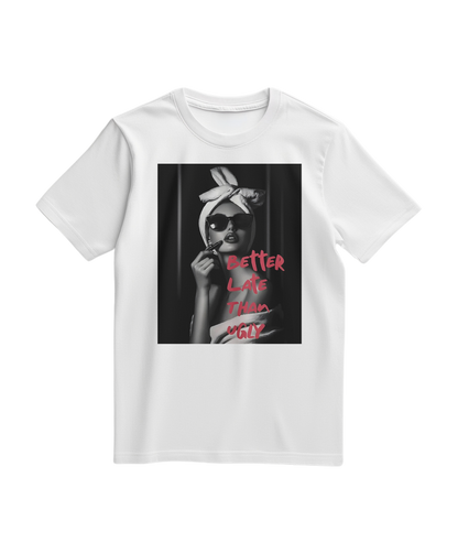 Camiseta branca Ugly Chic Statement da Camalestore com design moderno, vista frontal, tecido confortável e estilo casual.