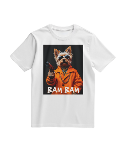 Camalestore T-shirt branco Bam Bam Gangster com estampa na frente, tecido confortável e design casual para o dia a dia.