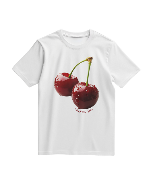 Camiseta branca Cherry Bite Me da Camalestore, design com ilustração de cereja mordida na frente, estilo casual e confortável.