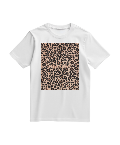 Camalestore camiseta T-shirt Leopard Blush com estampa de onça em tom blush, tecido confortável e design moderno.