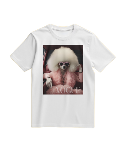 Camiseta branca Poodle Glam da Camalestore, modelo casual com estampa de poodle estilizado, vista frontal.