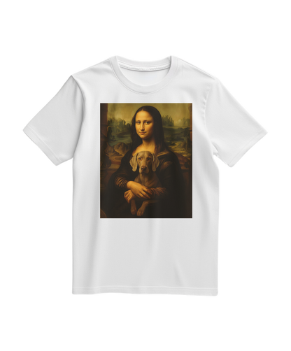 Camalestore T-shirt Mona Wei branca com estampa gráfica, manga curta e ajuste confortável, vista frontal.