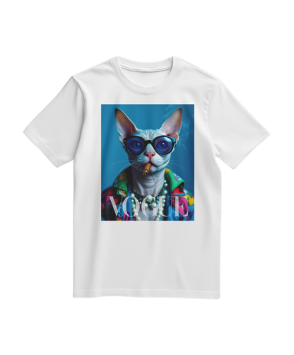 Camiseta branca Neo-Sphynx Studio, T-shirt de algodão com estampa moderna, vestida sobre um manequim.