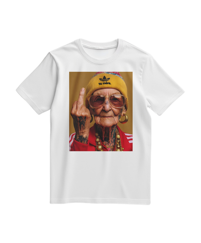 Camiseta branca Ta Mère da marca Camalestore, vista frontal com detalhes e acabamento de tecido em destaque.