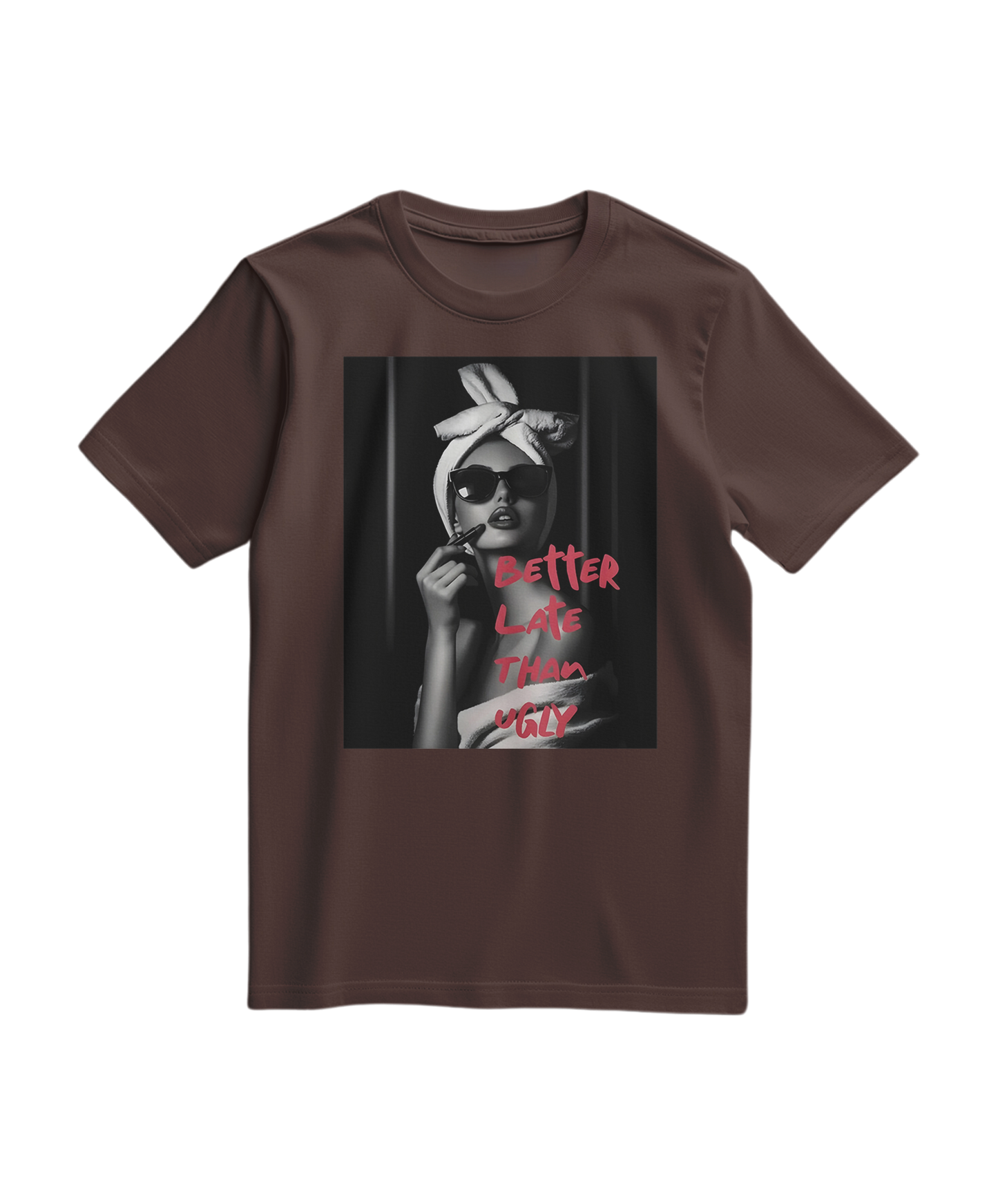 Camiseta Ugly Chic Statement da Camalestore em tom castanho, com estampa moderna e estilo casual.