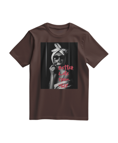 Camiseta Ugly Chic Statement da Camalestore em tom castanho, com estampa moderna e estilo casual.