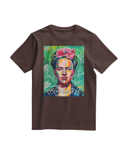 Camiseta Kahlo Chromatic da Camalestore, vista frontal com estampa colorida de Frida Kahlo em fundo marrom.