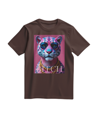 T-shirt Camalestore Neon Jungle Boss de cor castanho com estampa vibrante de selva e texto destaque, veste casual e moderno.