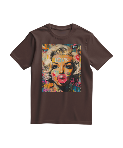 Camiseta Marilyn Pop Rebel da Camalestore, de cor castanho, com estampa de Marilyn Monroe no peito, vista frontal.