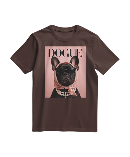 Camiseta The Frenchie Muse em tom castanho, com estampa de um vira-lata francês, modelo casual e confortável.
