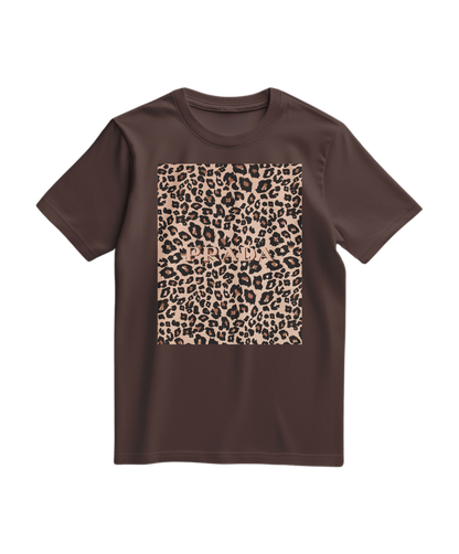 Camalestore T-shirt Leopard Blush, camiseta casual com estampa de leopardo em tom blush, vista frontal sobre fundo neutro.