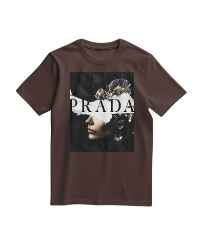Camalestore T-shirt Shadow Muse marrom com design estilizado, tecido confortável, vista frontal com detalhes de impressão artística.