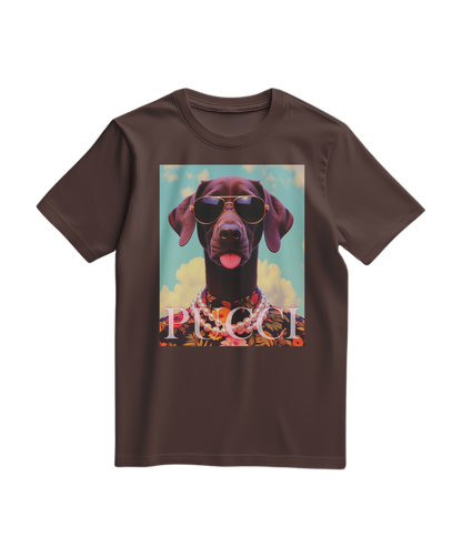 T-shirt tropical Pooch da Camalestore, em tom castanho, com estampa de padrão tropical e desenho de cão, em tecido confortável.