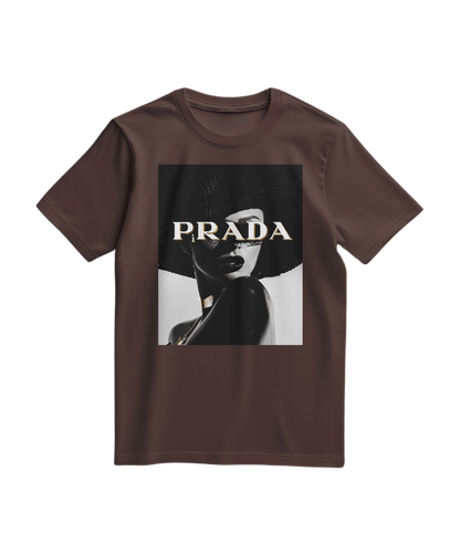 Camiseta Shadow Couture Muse da Camalestore, em tom castanho, com design moderno e detalhes visíveis na imagem.