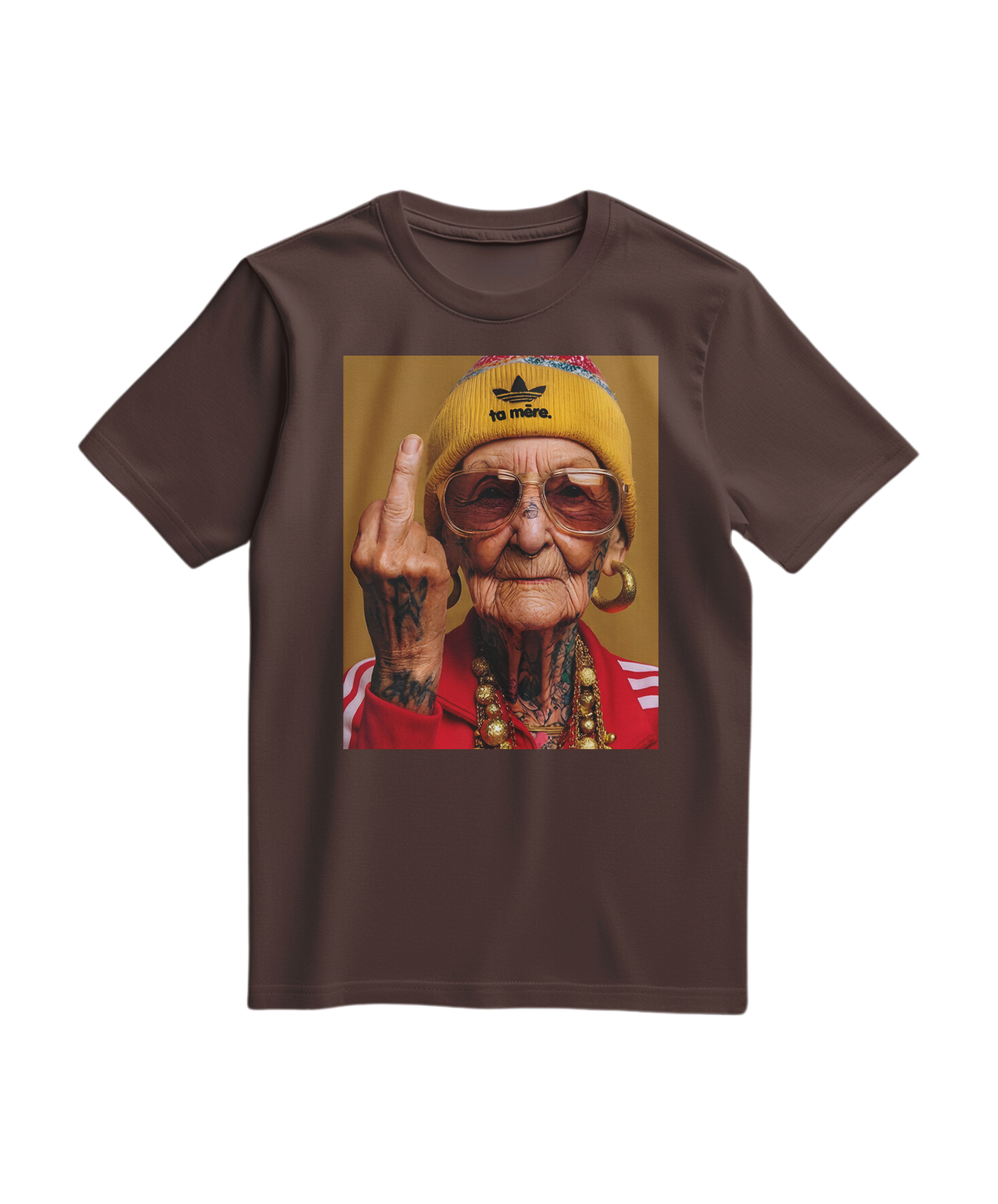 Camalestore T-shirt Ta Mère em cor castanha, com estampa frontal, tecido de algodão confortável e estilo casual.