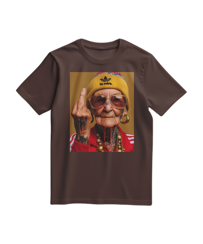 Camalestore T-shirt Ta Mère em cor castanha, com estampa frontal, tecido de algodão confortável e estilo casual.