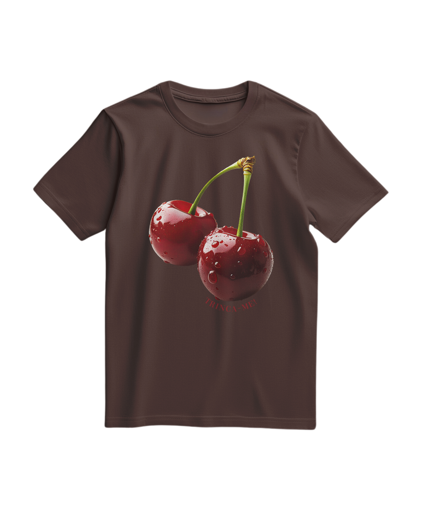 Camiseta Cherry Bite Me da Camalestore, T-shirt de cor castanho com estampa de cereja mordida, vista frontal com detalhe na gola