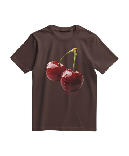 Camiseta Cherry Bite Me da Camalestore, T-shirt de cor castanho com estampa de cereja mordida, vista frontal com detalhe na gola