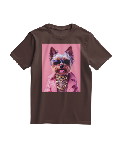 Camiseta marrom Camalestore com estampa de um yorkie e ícones de rua, estilo casual e confortável.