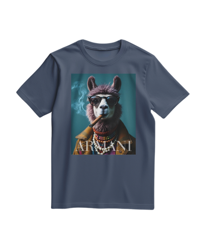 Camiseta azul escura Dapper Llama da Camalestore, com desenho de lhama estilizada na frente, em tecido confortável e casual