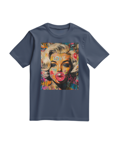 Camiseta Marilyn Pop Rebel da Camalestore em azul escuro, com estampa de arte pop, tecido de algodão confortável.