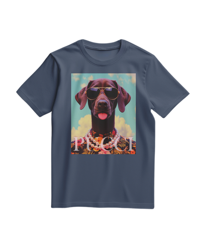 T-shirt tropical Pooch da Camalestore em azul profundo, com estampa colorida de cães e padrão tropical.