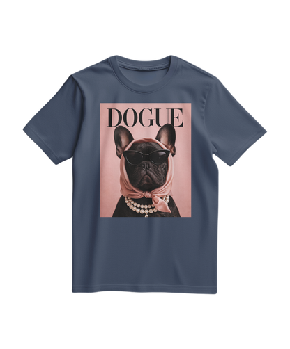 Camiseta azul escura The Frenchie Muse da Camalestore, camiseta de manga curta com estampa moderna, vista de frente em fundo branco
