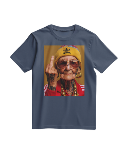 Camiseta azul escura Ta Mère da marca Camalestore, de tecido confortável, vista frontal em detalhe.