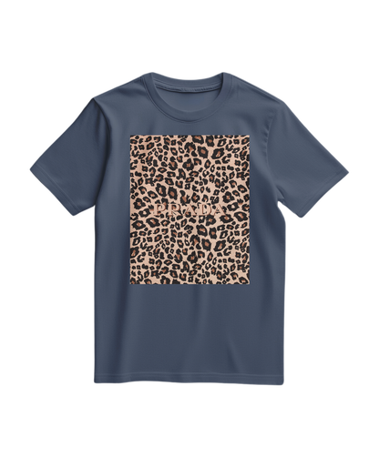 Camalestore blusa T-shirt Leopard Blush com estampa de onça em tons suaves, tecido confortável e design moderno.