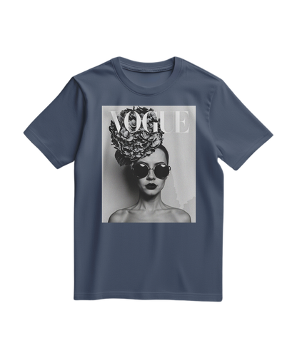 Camiseta floral preta da Camalestore, com estampa de flores coloridas, exibida em fundo azul escuro.