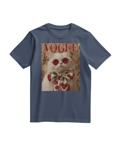 Camiseta T-shirt Velvet Cherry da Camalestore em azul profundo, com estampa de cereja e tecido de veludo, vista frontal.